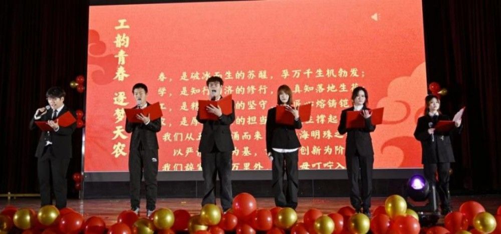 以歌舞为翼